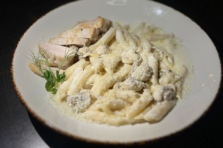 Пенне с филе цыпленка на грилле и шампиньонами