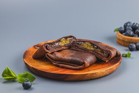 Два блина шоколадных с бананом и шоколадно-ореховой пастой