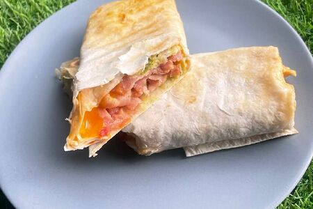 Ролл с ветчиной и беконом в лаваше