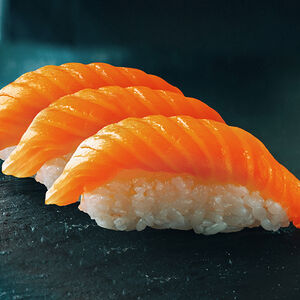 Суши с лососем (3 шт.)