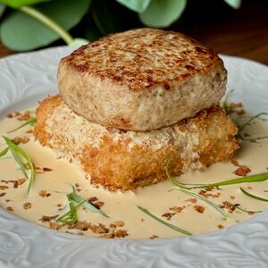 Хашбраун из картофеля с рубленым цыпленком и соусом Чеддер