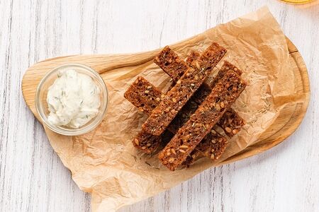 Гренки чесночные с соусом на основе хрена