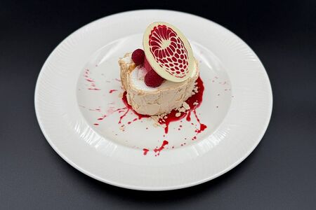 Меренговый рулет с малиной и фисташкой