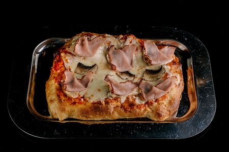 Римская пицца с ветчиной и грибами