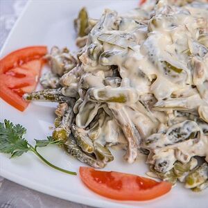 Салат из корнишонов с курицей в майонезе