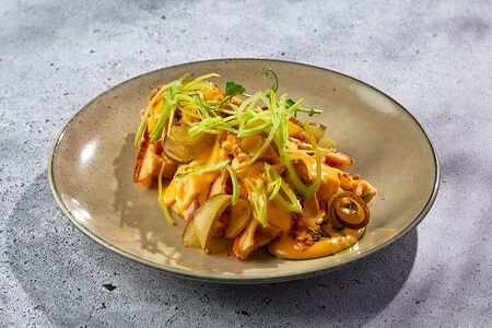 Картофельные вафли с цыпленком в сырном соусе