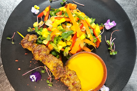 Теплый салат с манго и куриным филе