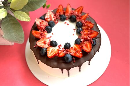 Торт бисквитный с ягодами