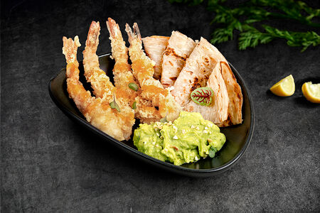 Тигровые креветки с гуакомоле и роти парата