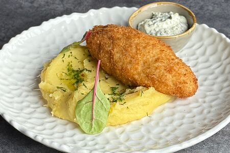 Рубленая котлета из цыпленка с соусом тартар и картофельным пюре 