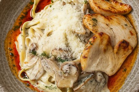 Паста с курицей и соусом из лесных грибов