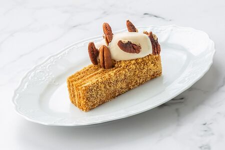 Трюфельный медовик с пеканом