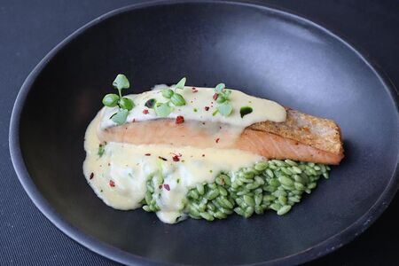 Запеченное филе лосося со сливочно-шпинатным орзо