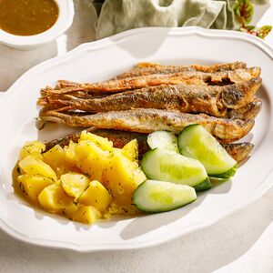 Корюшка с картофелем и соусом ткемали