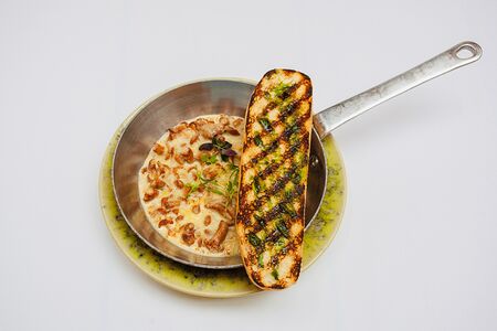 Жюльен из лисичек с хрустящей чиабаттой 