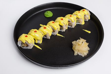 Ролл опаленный кальмар, спайси манго