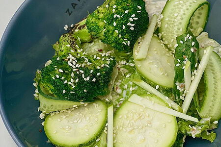 Зеленый салат с брокколи и яблоком