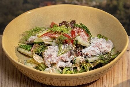 Салат с телятиной и ореховой заправкой