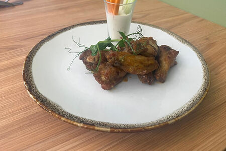 Куриные крылья с соусом блю чиз