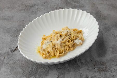Качо-э-пепе - тальятелле в голове пармеджано реджано в соусе из черного перца и сливочного соуса аль бурро