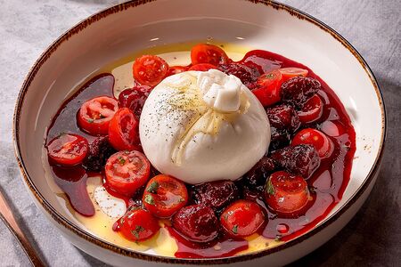 Буррата с клубникой конфи и томатами