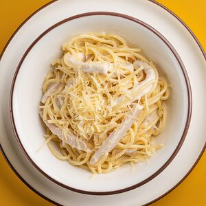 Паста с курицей в сливочном соусе