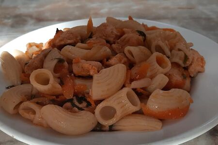 Макароны с поджаркой из курицы