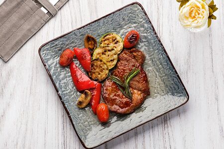 Стейк из свинины с овощами на гриле