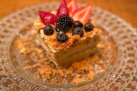 Наполеон с сезонными ягодами и заварным кремом