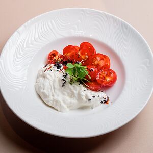 Страчателла с томатами под малиновым кремом