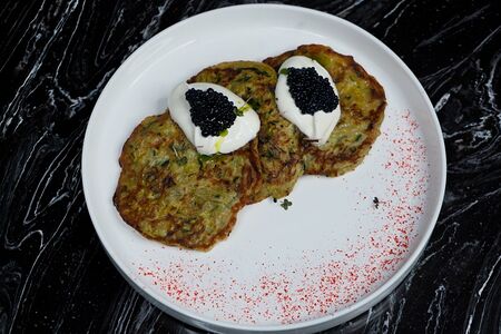 Драники со сметаной и икрой палтуса 