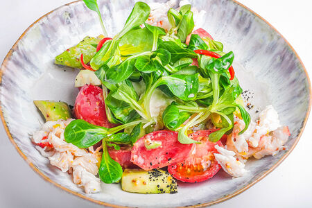 Салат с камчатским крабом, страчателлой, авокадо и томатами