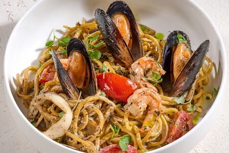 Спагетти с морепродуктами под трюфельным соусом