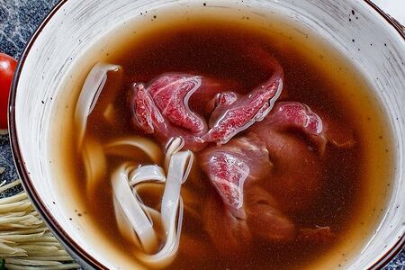 Фо-бо с говядиной и рисовой лапшой