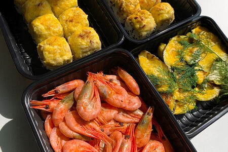 Сет из морепродуктов и запеченных роллов