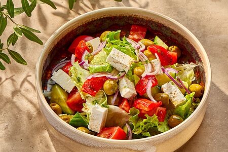 Овощной салат с оливками, печеным перцем и мягким сыром