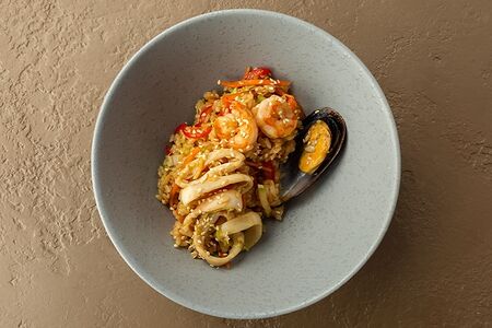 Рис с морепродуктами и соусом удон