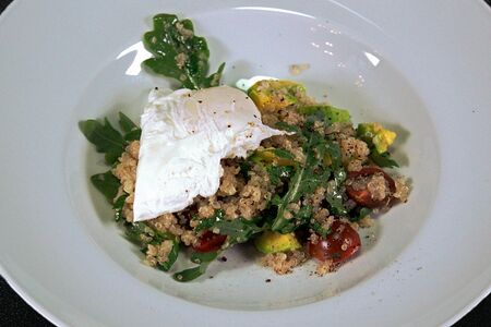 Cалат с киноа и яйцом пашот