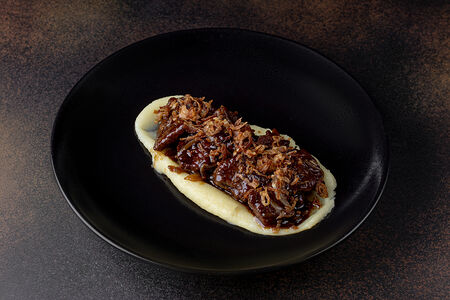 Печень теленка с двумя видами лука и пюре из картофеля