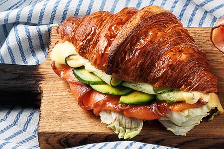 Круассан с лососем