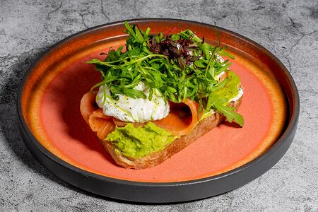 Яйца пашот на тосте с лососем и авокадо