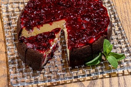 Ванильный чизкейк с вишневой начинкой 