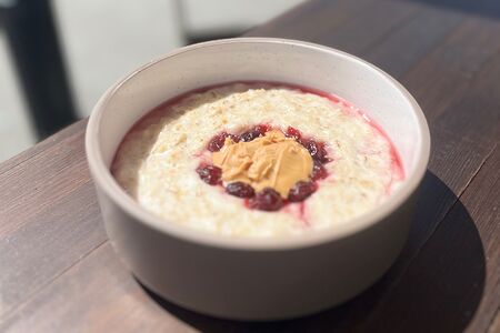 Овсяная каша с вишневым вареньем и арахисовой пастой 