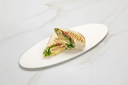 Ролл с беконом и яйцом