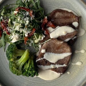 Язык говяжий в перечном соусе с брокколи