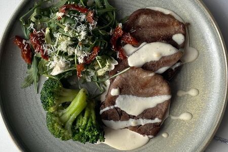 Язык говяжий в перечном соусе с брокколи