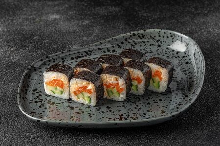Острый ролл с лососем