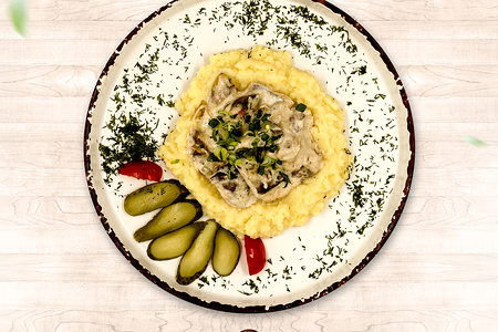 Печень куриная в сливочном соусе с картофельнвым пюре