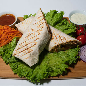 Шаурма из сочного куриного бедра (на живом огне)