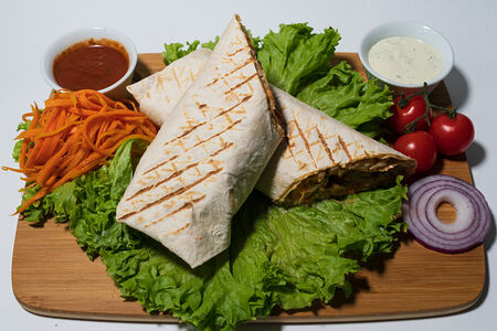 Шаурма из сочного куриного бедра (на живом огне)